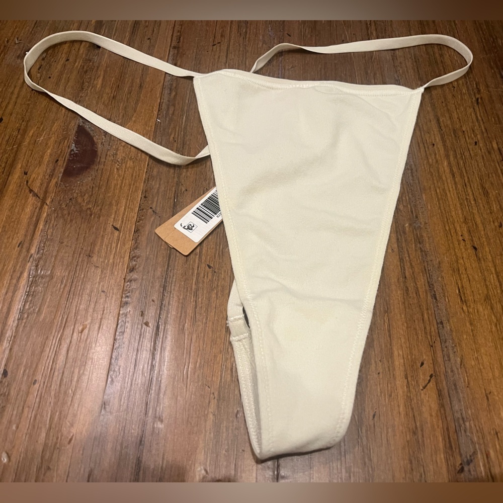 Skims T-String Thong, Size 4X NWT